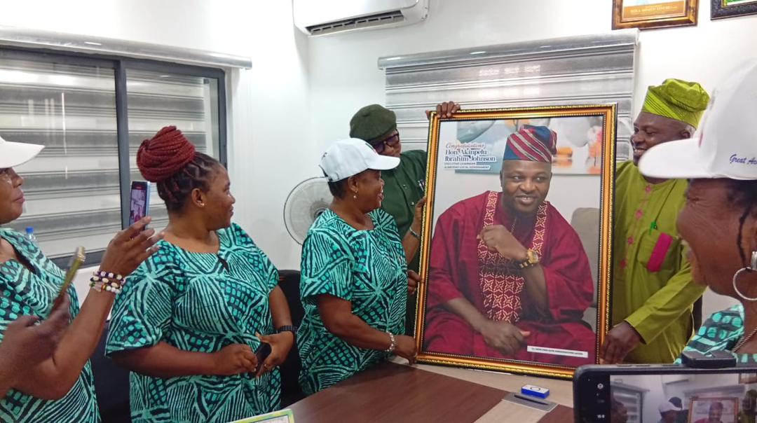 AKIN OMO AKIN AMBASSADOR LADIES PAID A COURTESY VISIT TO ALIMOSHO LOCAL GOVERNMENT CHAIRMAN, HON. AKINPELU IBRAHIM JOHNSON