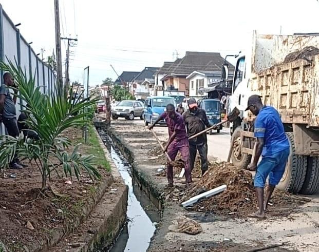 Hon. Akinpelu Johnson Intensifies Sanitation Drive with Major Drainage Desilting in Alimosho ~ ANN ☆