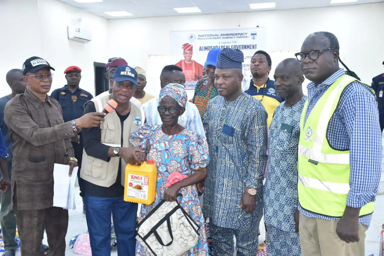 NATIONL EMERGENCY MANAGEMENT AGENCY COLLABORATE WITH ALIMOSHO TO DISTRIBUTE RELIEF MATERIALS.(NEMA)