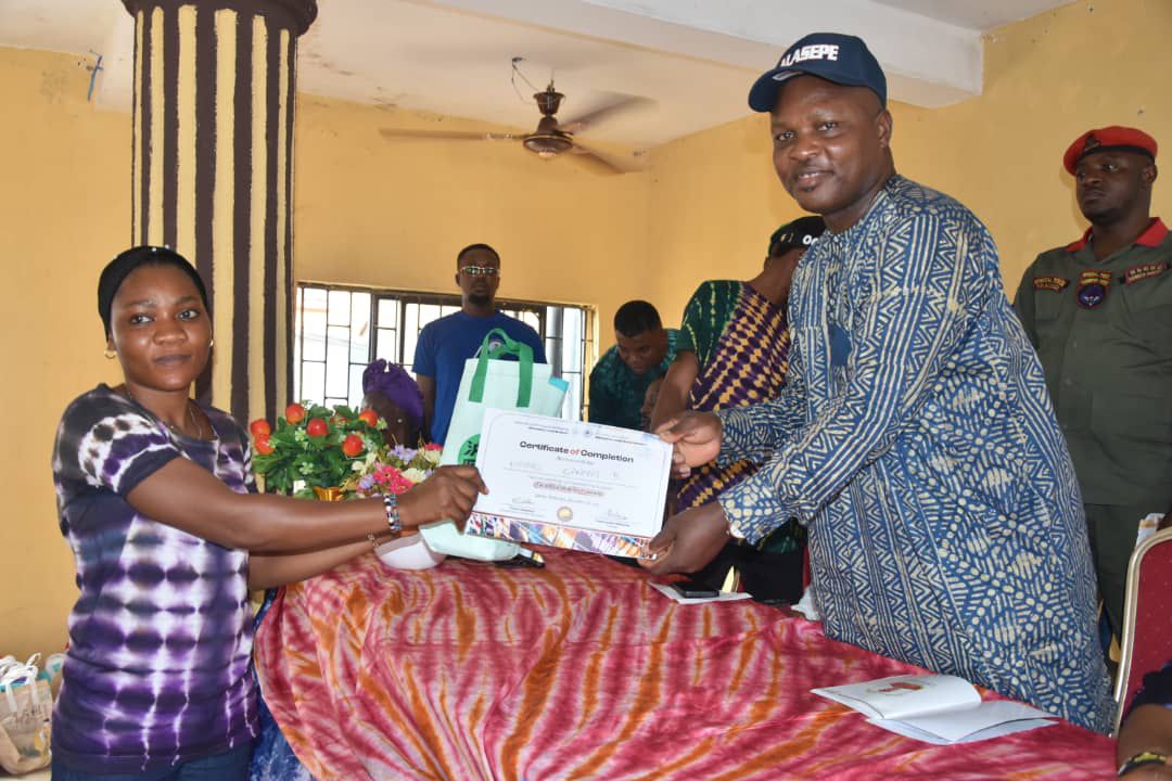 Hon. Akinpelu Johnson Donates N3m Revolving Fund to Adire Trainees, Installed as NYCN Grand Patron