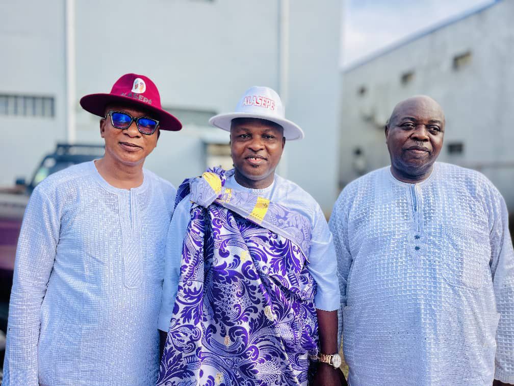 HON. AKIN JOHNSON THE EXECUTIVE CHAIRMAN OF ALIMOSHO LOCAL GOVERNMENT AND HIS VICE HON. FRANCIS ADEBISI STORM THE 2025 GRAND FINALE OF EYO FESTIVAL IN GRANDSTYLE..