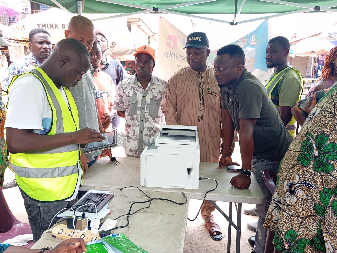 Alimosho Local Government Chairman Intensifies APC E-Registration Drive, Visits Olugbede Market